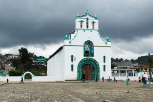 San Juan Chamula - wewnątrz tego niepozornego kościółka dzieją się rzeczy niezwykłe.